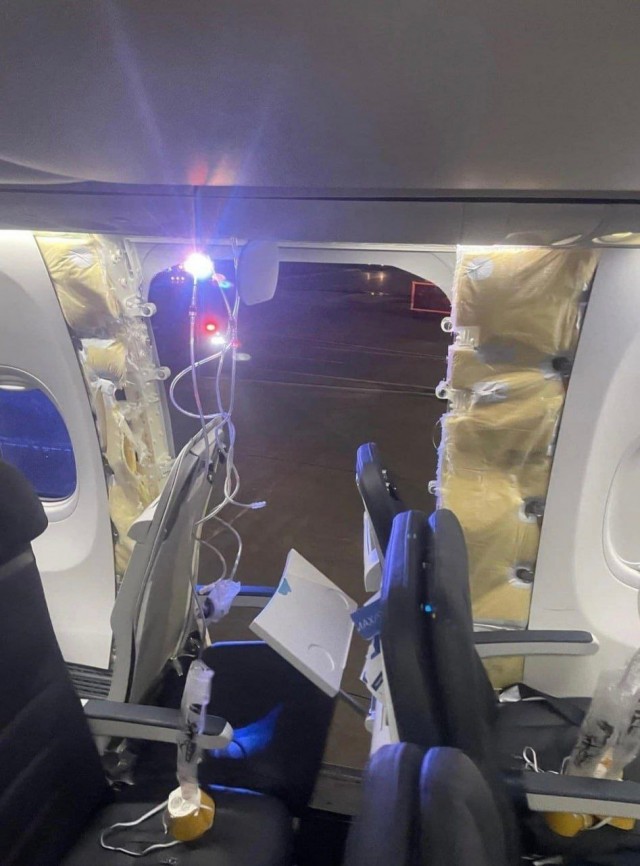 На высоте 5 тысяч метров у самолёта авиакомпании Alaska Airlines отвалилась аварийная дверь и часть фюзеляжа