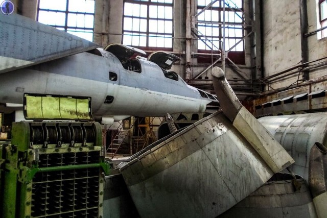 Заброшенный дальний ракетоносец Ту-22М3, забытый в бывшем ремонтном цехе