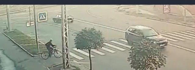 В Карелии безумный велосипедист, не спешившись на пешеходном переходе, вылетел прямо под колёса легковушки