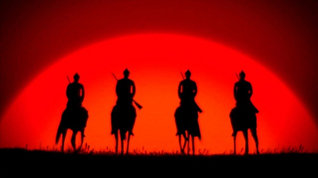 Прохожий запечатлил момент, как полиция на лошадях преследовала иностранного специалиста.