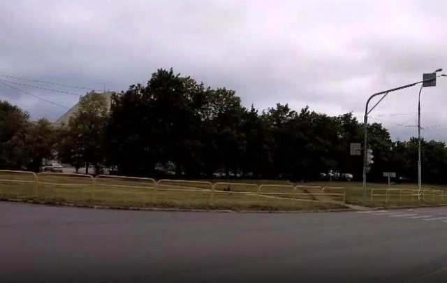 В Тольятти решили снести «кроватные спинки»: желтые заборы вдоль дорог раздражают горожан