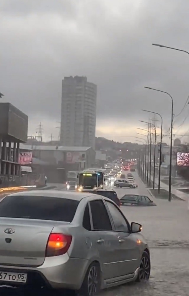Волгоград ушёл под воду — Каспийский циклон затопил дороги, машины и даже квартиры