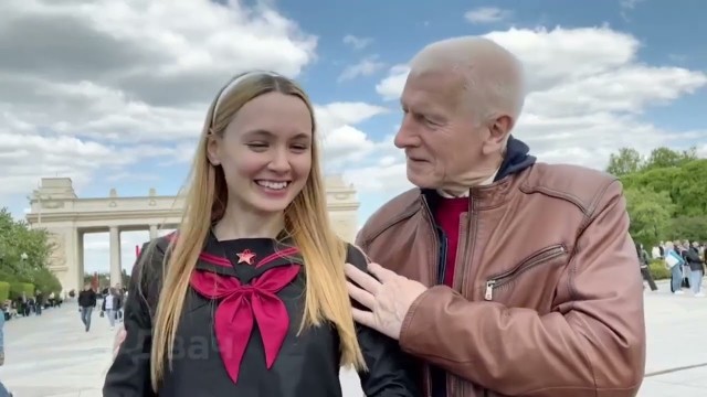 В Санкт-Петербурге прохожий заявил девушке в короткой юбке и гольфах, что при ее виде у него "что-то зашевелилось в штанах".