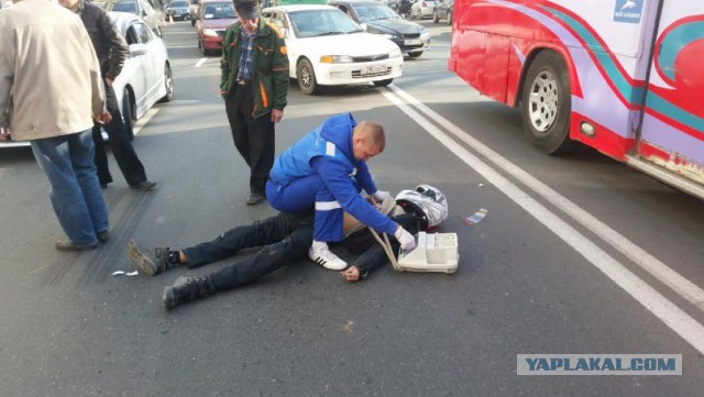 Байкер врезался в пешехода в центре Владивостка