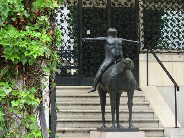 Сядь со мною рядом!