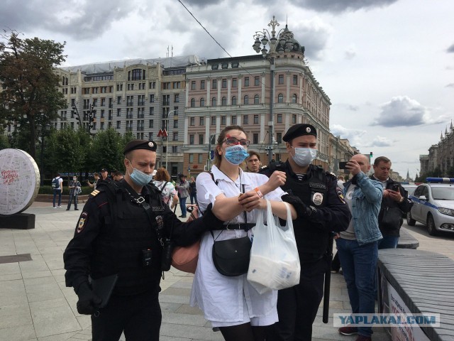 В центре Петербурга гражданские активисты проводят серию одиночных пикетов в поддержку протестующих Хабаровска.