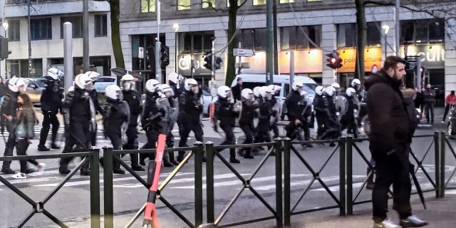 Европейцы протестуют против ковидных ограничений. На улицы выходят десятки тысяч
