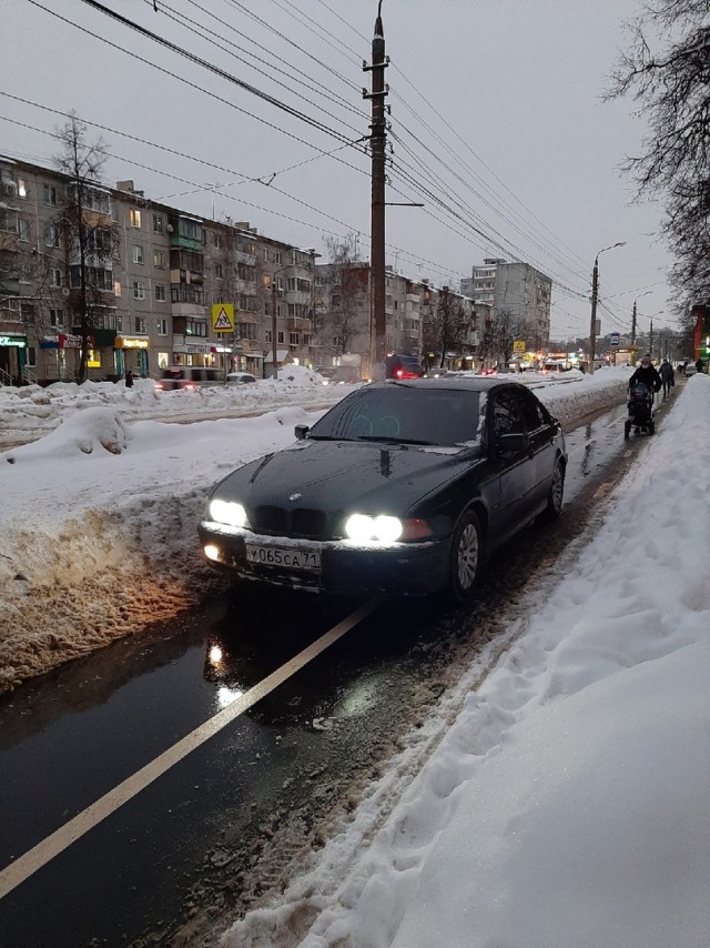 В Туле водитель BMW потеснил пешеходов на тротуаре