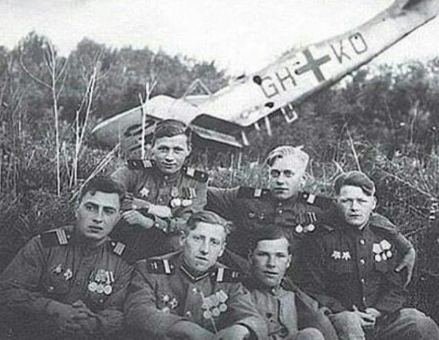 Правильное селфи на фоне иномарки.⁠