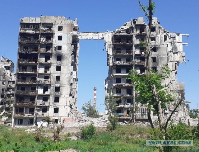 Жёсткие кадры из района Сдерота (Израиль), где на трассе боевиками были расстреляны десятки машин с мирными жителями.