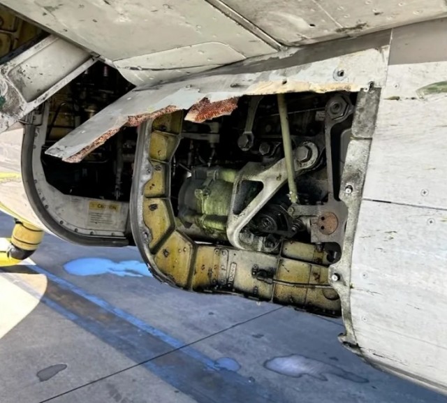 В США Boeing 737 потерял часть обшивки во время полета. На борту находилось 139 пассажиров и шесть членов экипажа