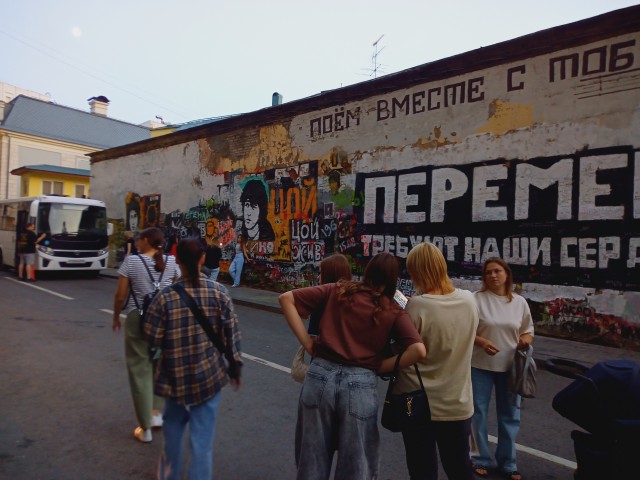 Прямо сейчас на Арбате полностью закрашивают стену Цоя