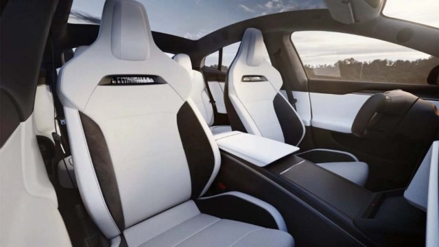 Трое погибли в загоревшемся электромобиле Tesla, спасатели не смогли открыть двери снаружи