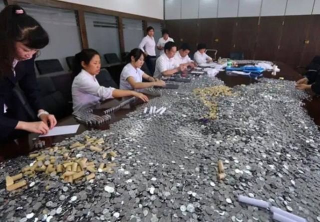 Сотрудники банка 8 часов считали монеты из-за китайца, который оплатил штраф мелочью