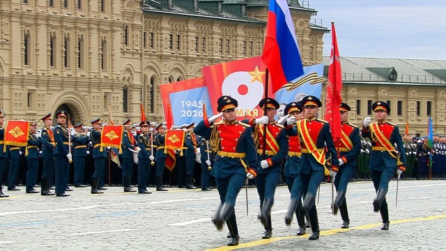 Участники "Бессмертного полка" прошли по Парижу со знаменем Победы и флагами СССР.