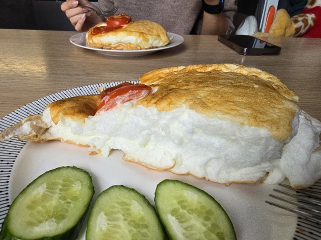 Пышный омлет с сардельками, жареным хлебом и салом