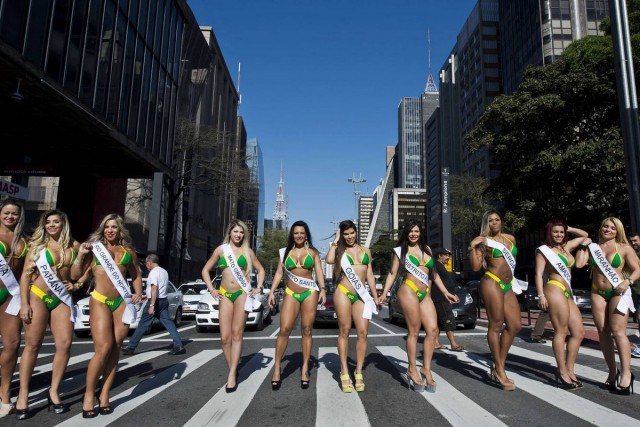 Участницы "Miss Bumbum 2015" прошлись по улице