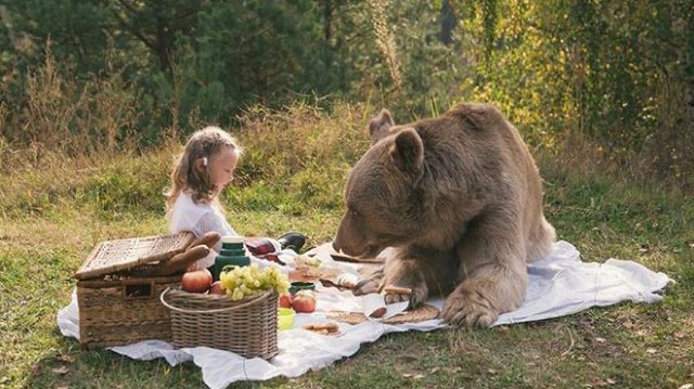 Фотосессия семьи с медведем