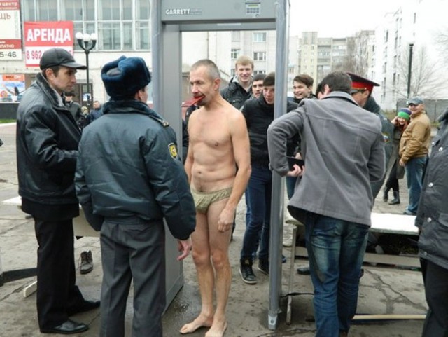 Грубый досмотр комментатора CNN в аэропорту Детройта