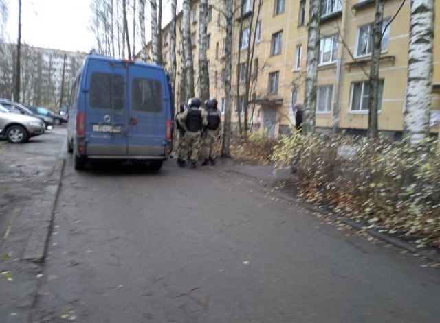 В Колпино мужчина захватил в заложники 6 детей, на место выехали спецслужбы