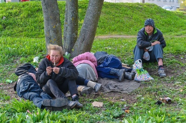 Трое погибли и ещё трое в реанимации после семейного застолья в Тамбовской области. "За встречу" они пили палёнку, которую привезла родня