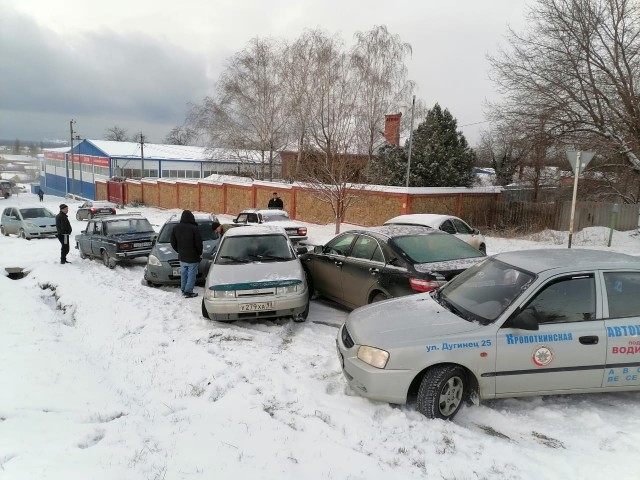 В кубанском городе Кропоткин сразу десять машин врезались друг в друга из-за скользкой дороги