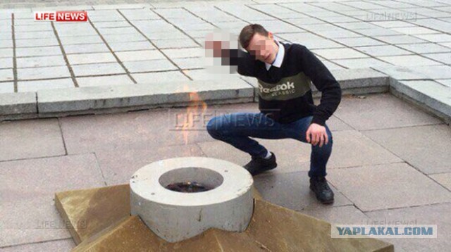Во Львове девушка пописала около памятника Бандере