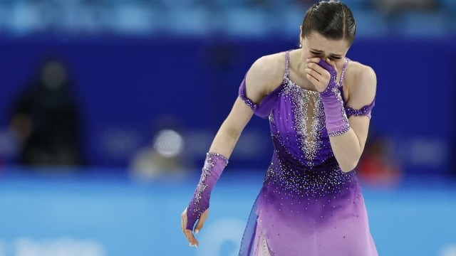Камила Валиева плачет после того, как откатала свою короткую программу