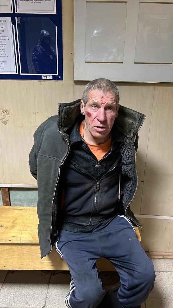 Ударил продавщицу ножом.