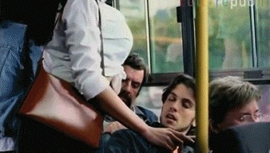 А ты уступаешь место девушкам?