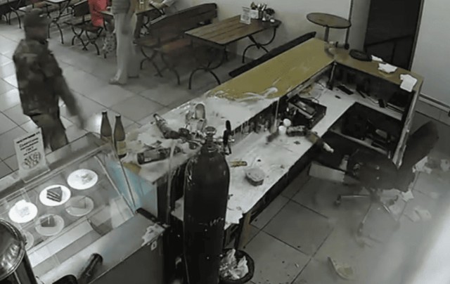 Военный с пистолетом разгромил чебуречную в центре Челябинска