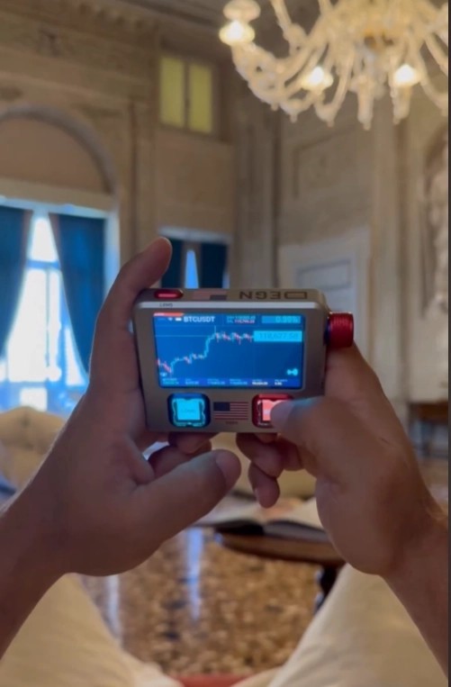 Первая в мире консоль для денег.