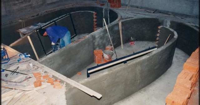 Итальянский конструктор построил огромный кирпичный рупорный сабвуфер в своем подвале