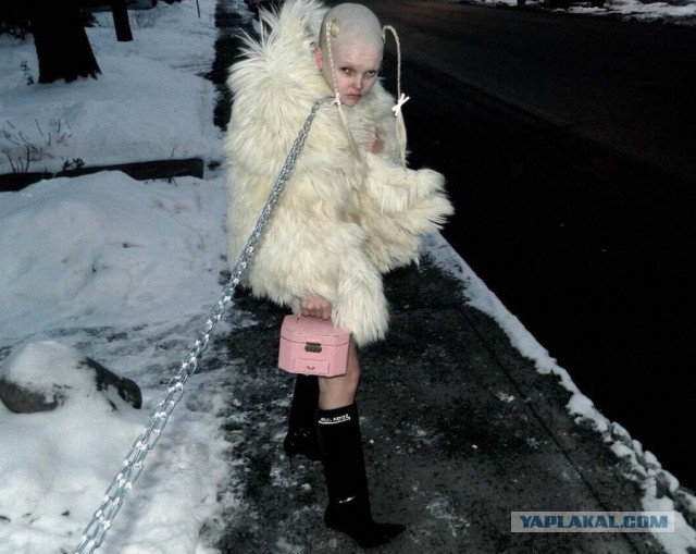 Светка, коза блин, фоткай давай, я же позирую