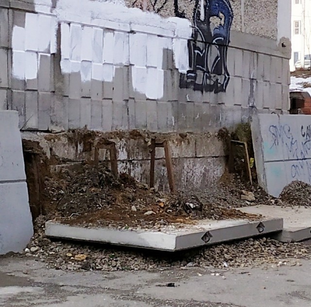 На Урале бетонная плита упала на припаркованный автомобиль, но не сама по себе. Ей «помог» коммунальщик, закра́шивавший граффити