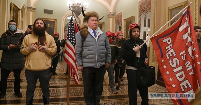 Сторонники Трампа прорвались через оцепление у Капитолия