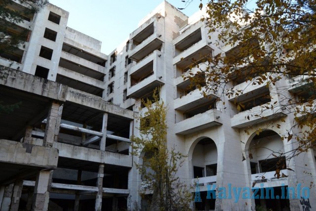 Огромное здание заброшенного санатория МО в г. Калязин