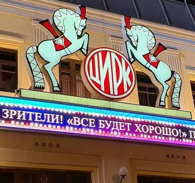 В Екатеринбурге судья попросила наказать адвоката за маску с надписью «цирк»