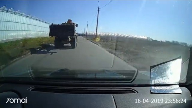 Нас сегодня трактор догнал
