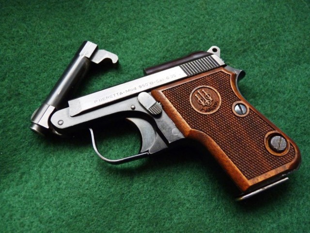 Beretta 21A - кому понадобился пистолет с заряжанием как у ружья?