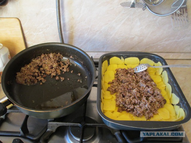 Картофельная запеканка с начинкой.