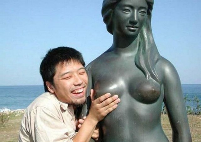 Как НЕ надо фотографироваться с памятниками.