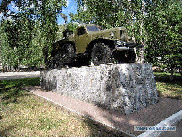 Автомобили на постаменте