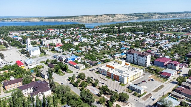 В Краснодаре женщина пыталась напасть на жён и матерей участников СВО, которые плели во дворе маскировочные сети