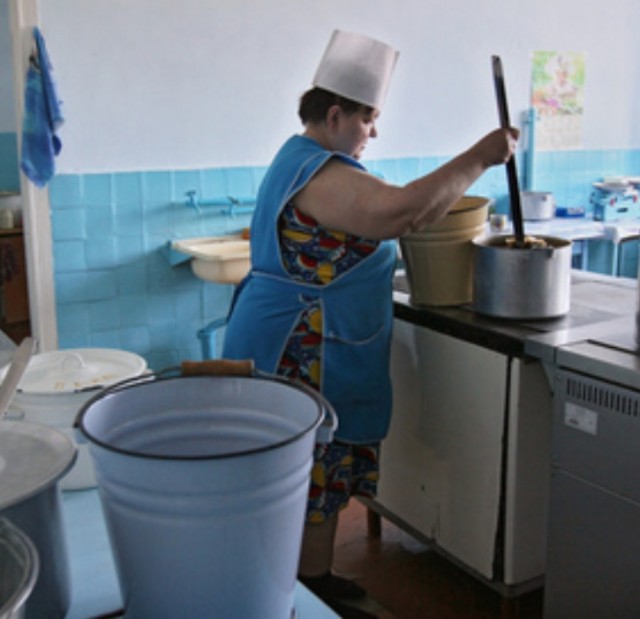 В Орловской области родители требуют уволить из детсада нянечку, прокатившуюся голой на машине