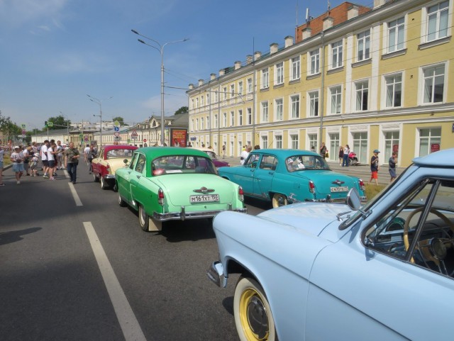 парад ретротрамваев и автомобилей