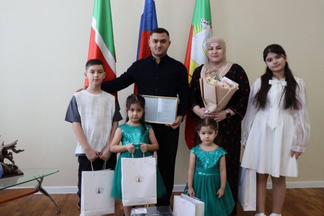 В Татарстане опять не нашлось многодетных семей коренных народов России, поэтому жилищные сертификаты подарили таджикам