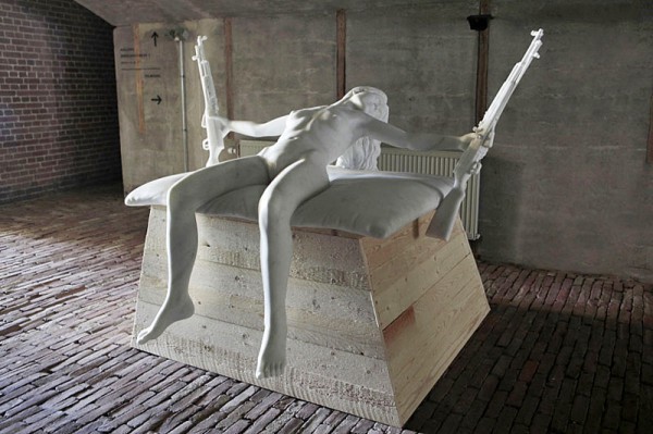 Обнаженные девушки с оружием в руках 16+