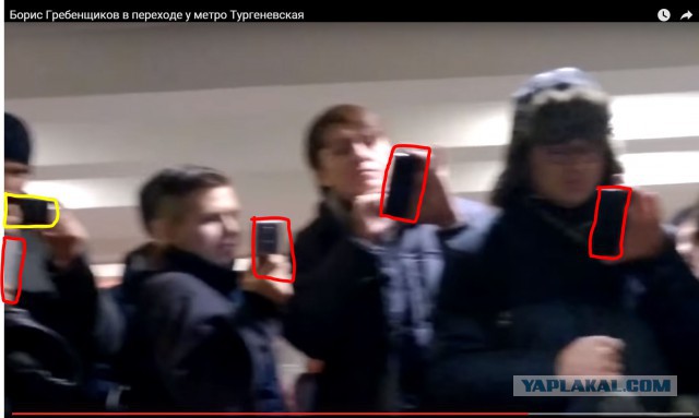 БГ поет в метро