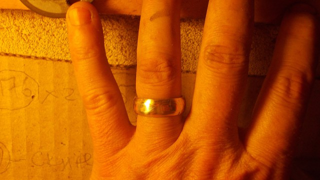 Обручальное кольцо из меди и железа.